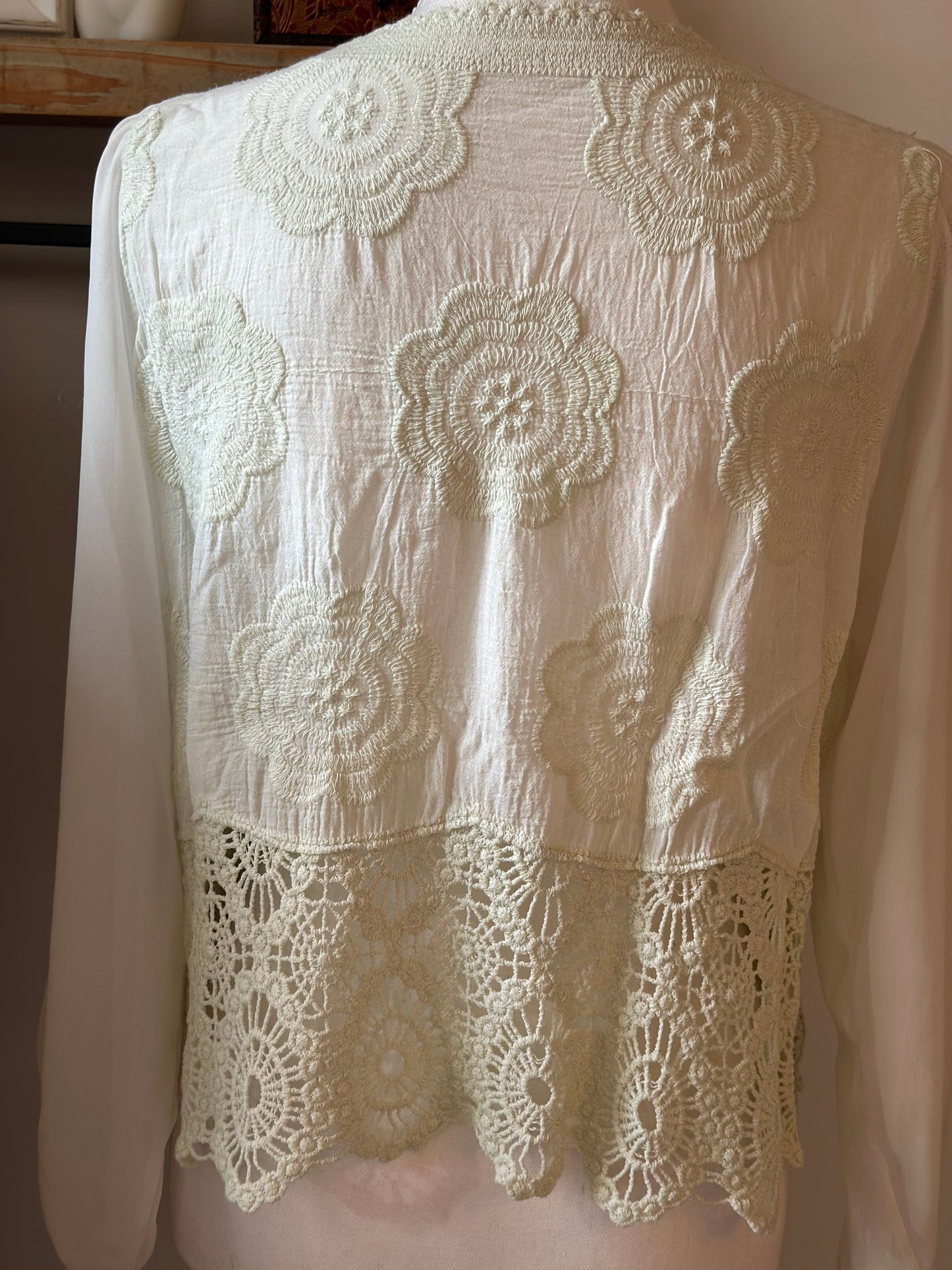 Gilet en dentelle à motifs floraux T.36/38
