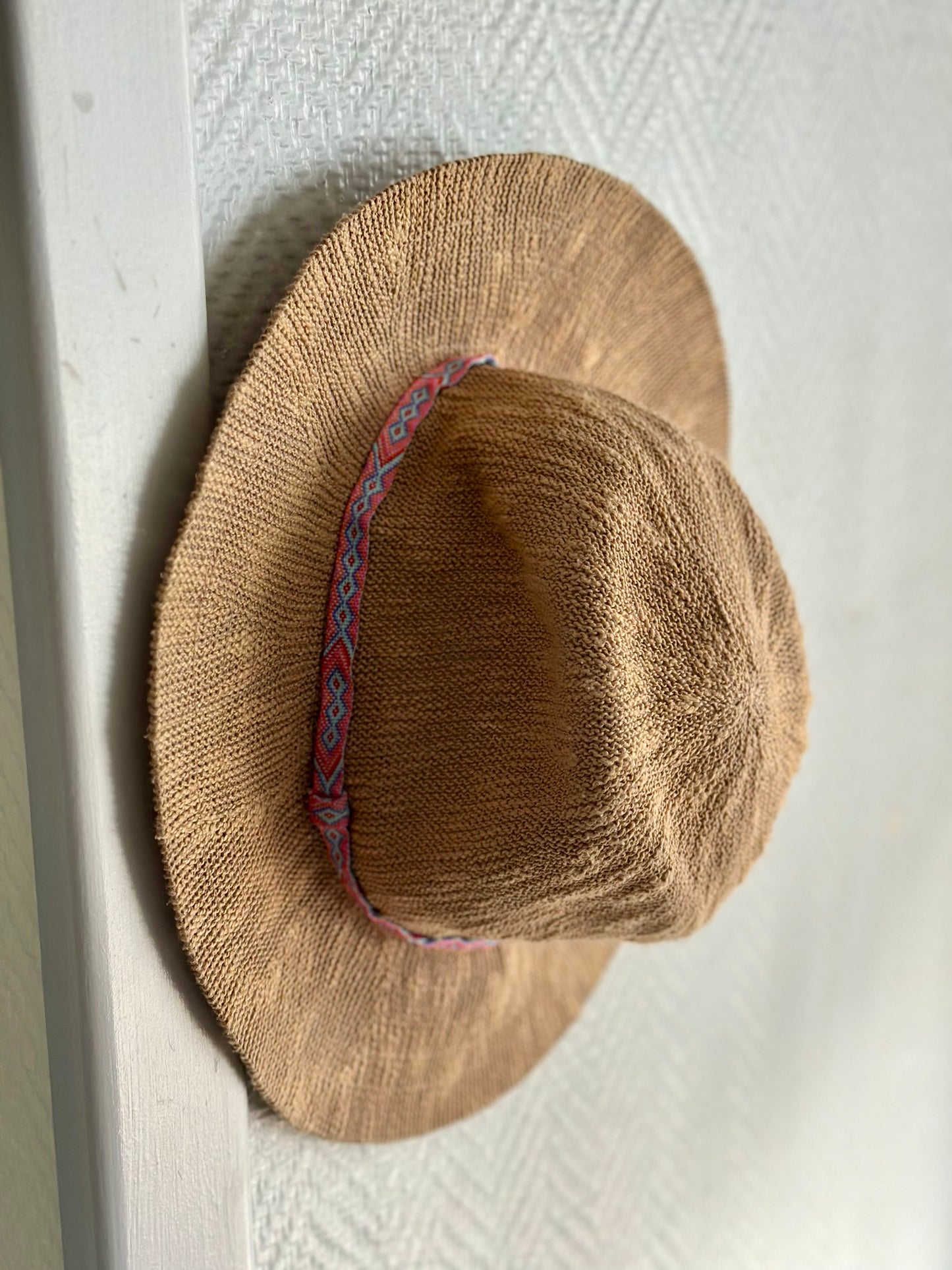 Chapeau de paille avec bande tissée rose T.U