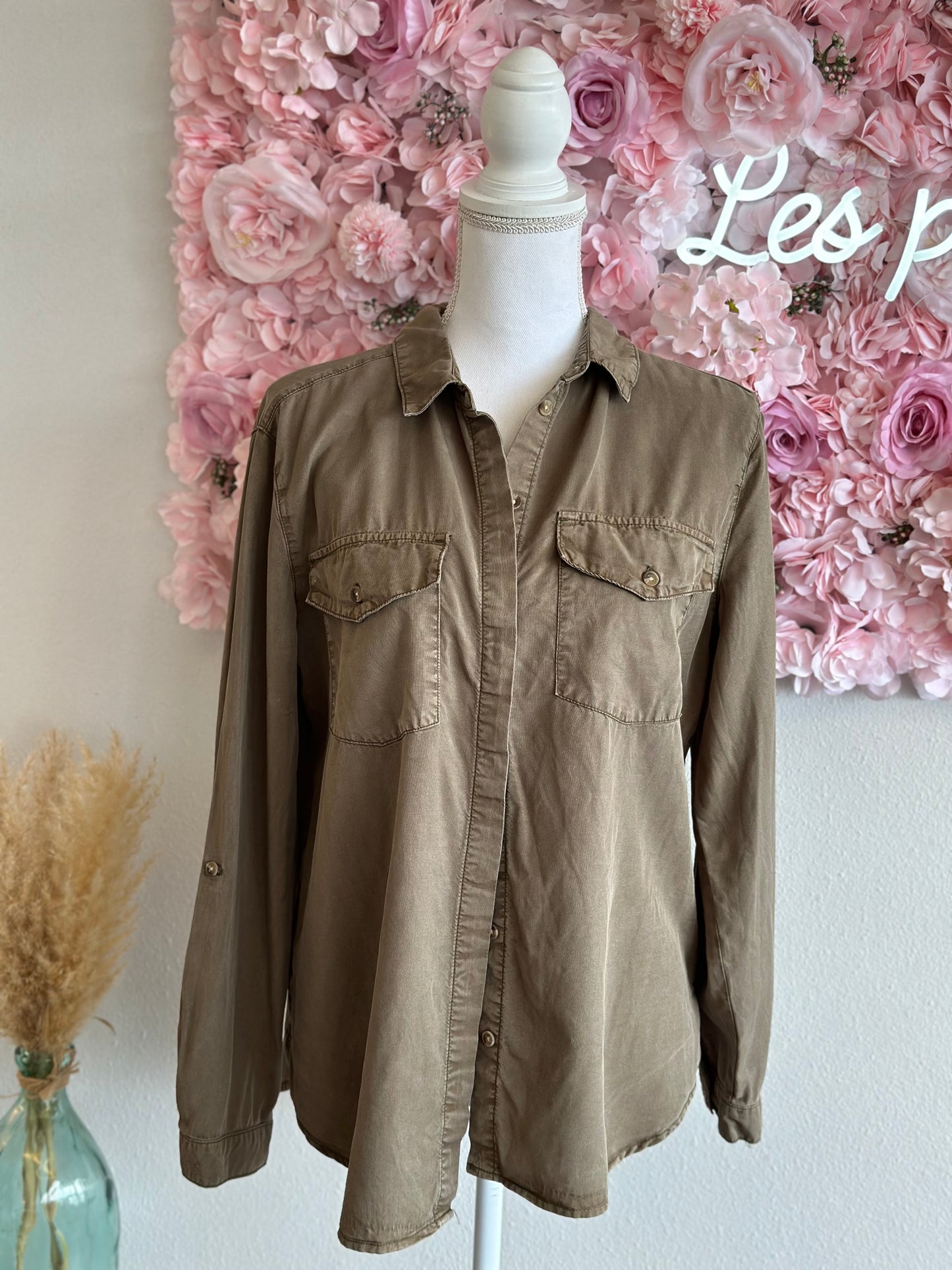 Veste chemise kaki avec broderie fleurie colorée au dos T.40