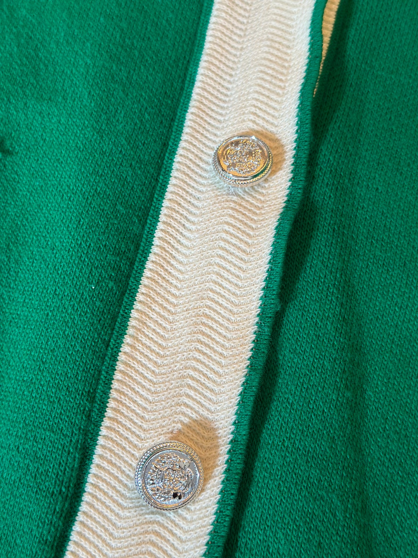Cardigan vert à bordures écrues boutons argentés T.U