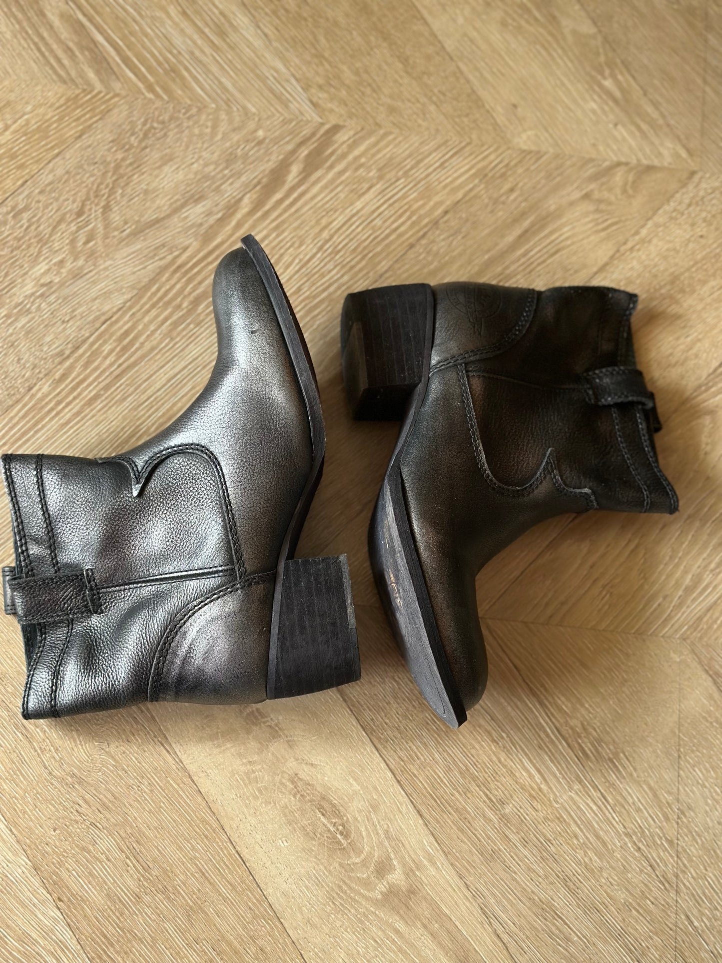 Bottines cuir noir talon P.37