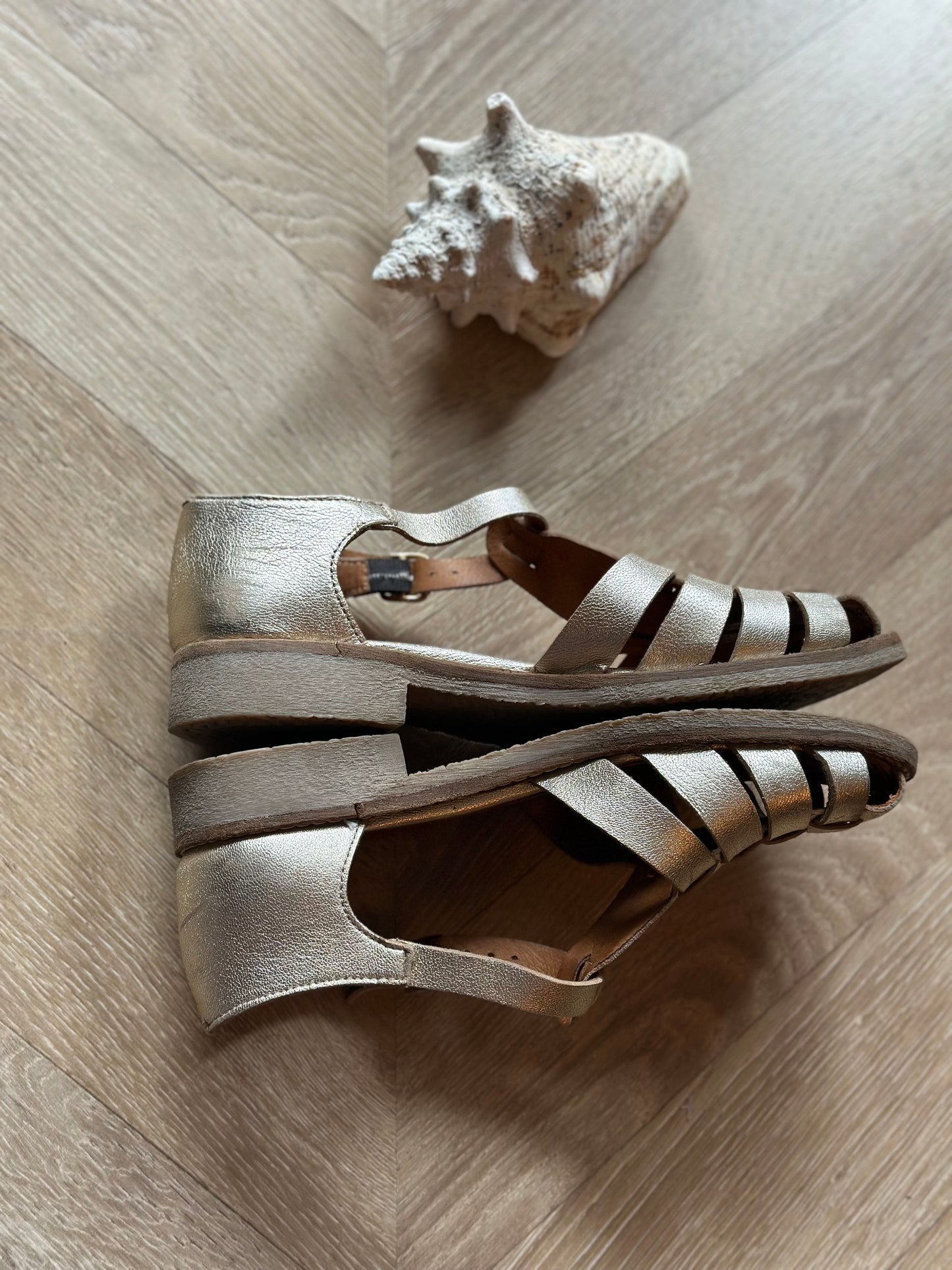 Sandales dorées en cuir T.36