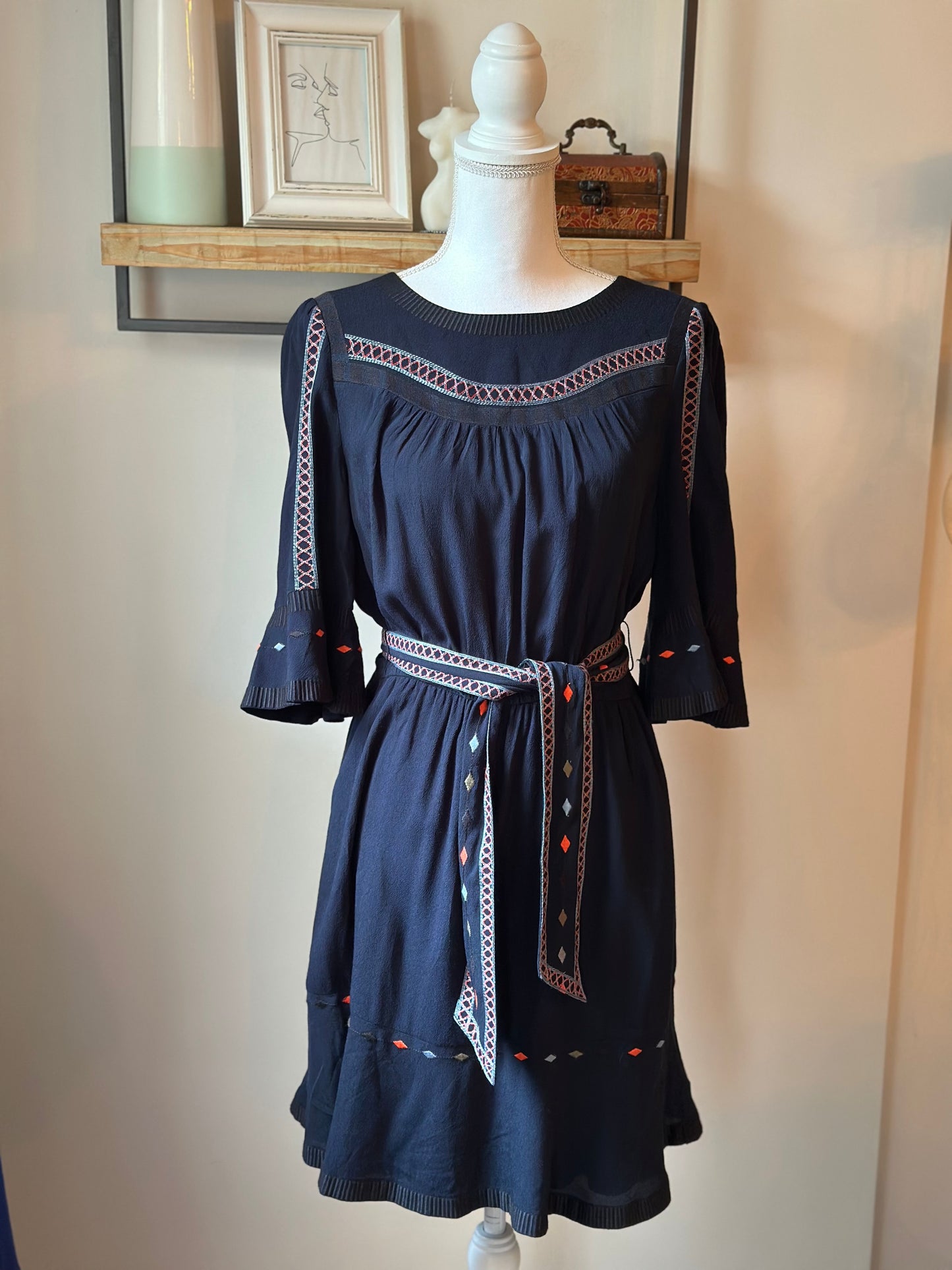 Robe modèle Plaza brodée T.36