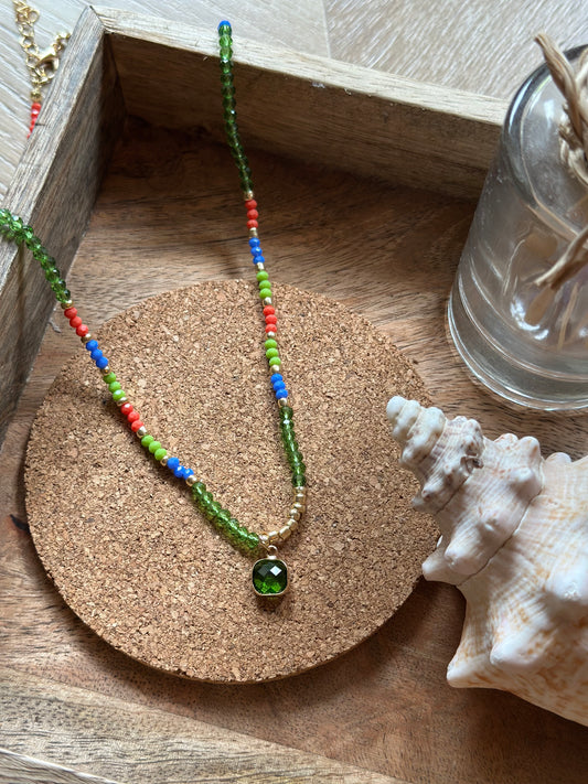 Collier perles colorées et pendentif vert – style été bohème