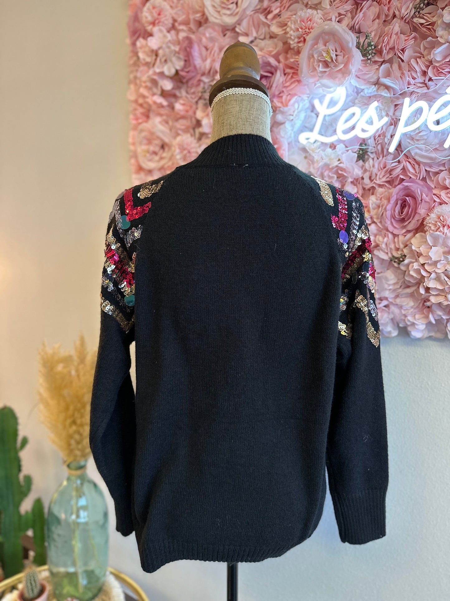 Pull noir en laine avec sequins colorés T.38