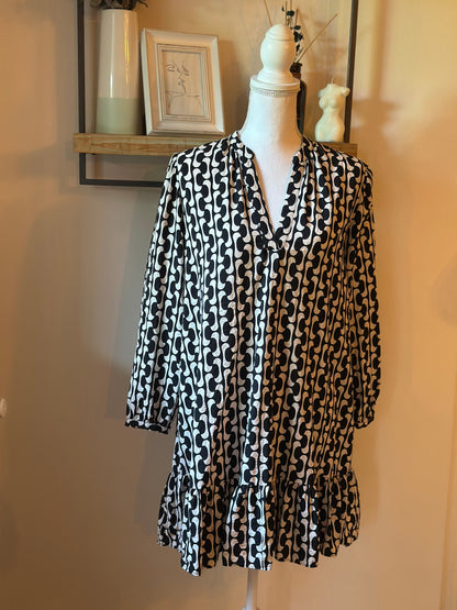 Robe courte imprimé graphique noir et écru T.34
