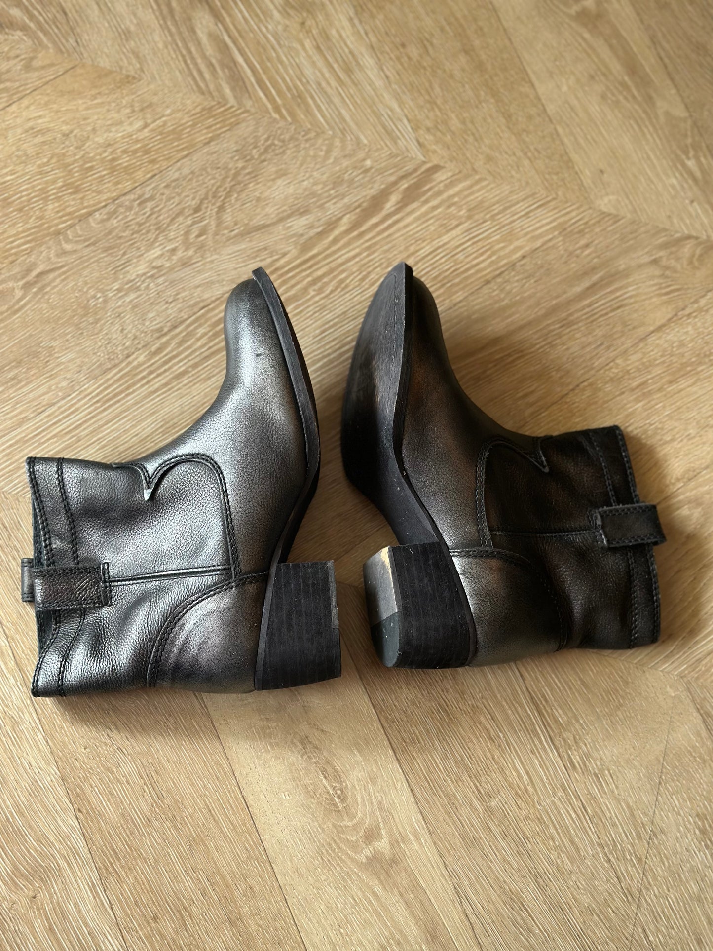 Bottines cuir noir talon P.37