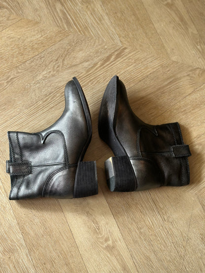 Bottines cuir noir talon P.37