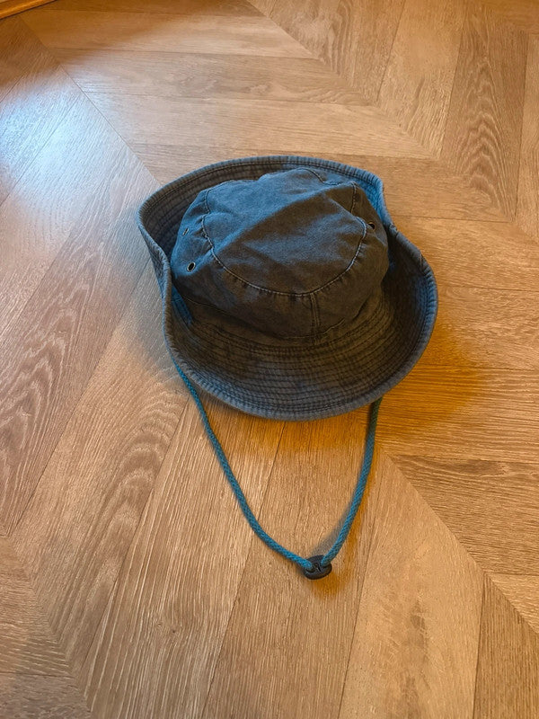 Chapeau unisexe bleu effet denim avec cordon neuf