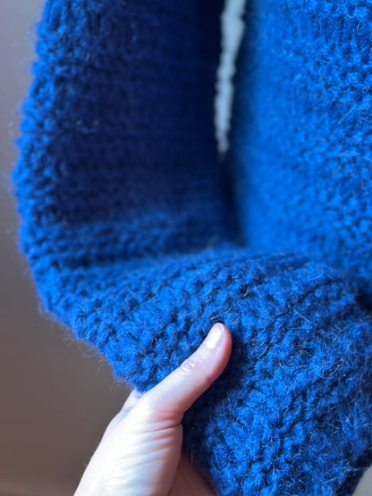 Pull en laine bleu col V fait main – pièce unique T.S/M