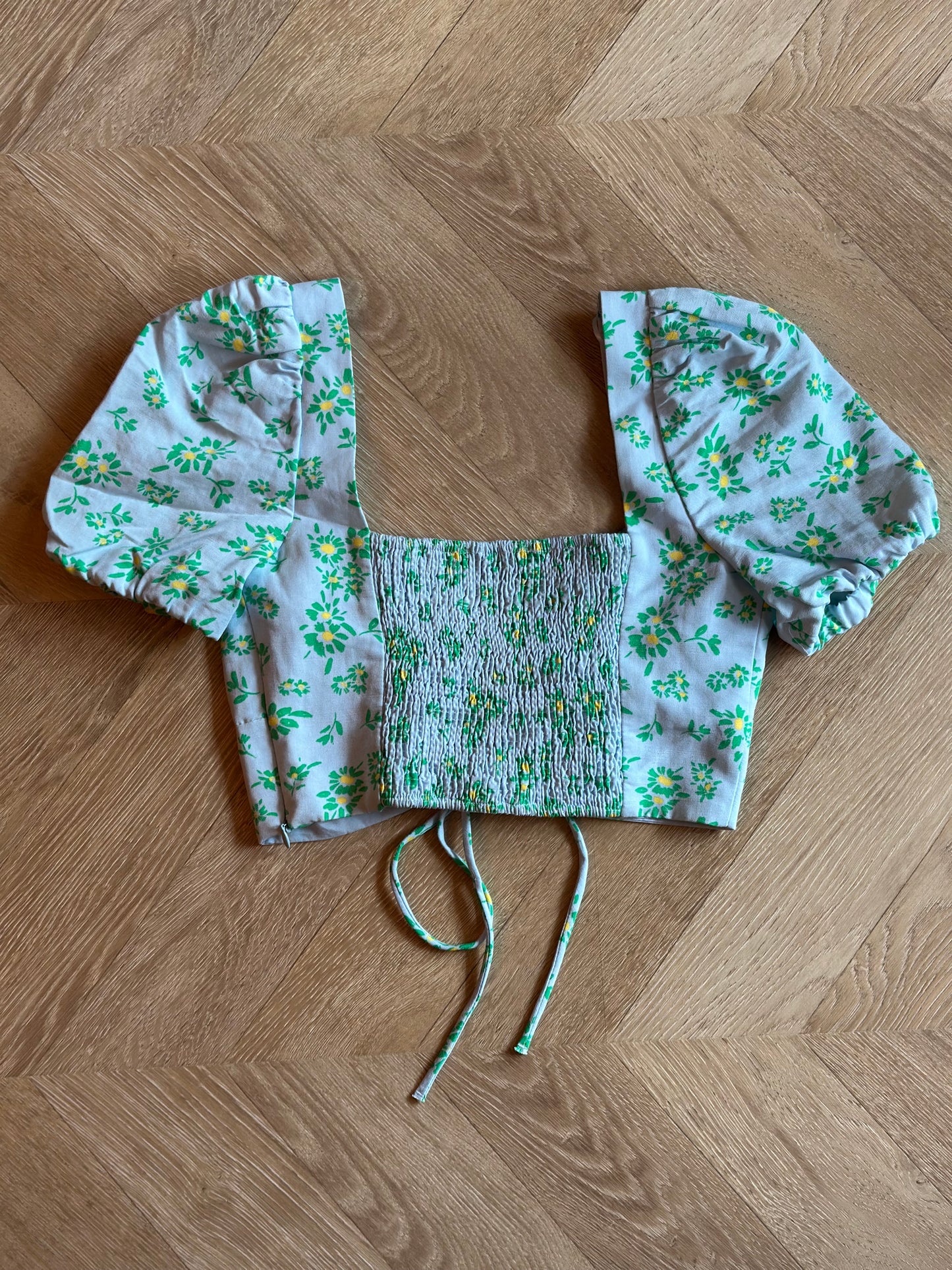 Top crop fleuri vert manches bouffantes T.34