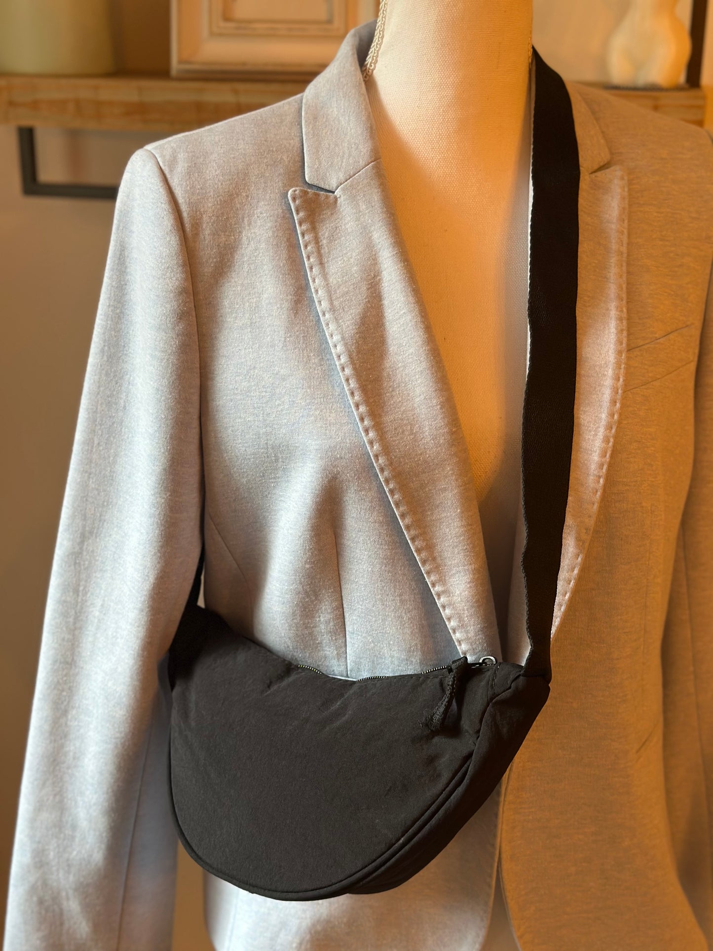 Sac bandoulière demi-lune noir en toile