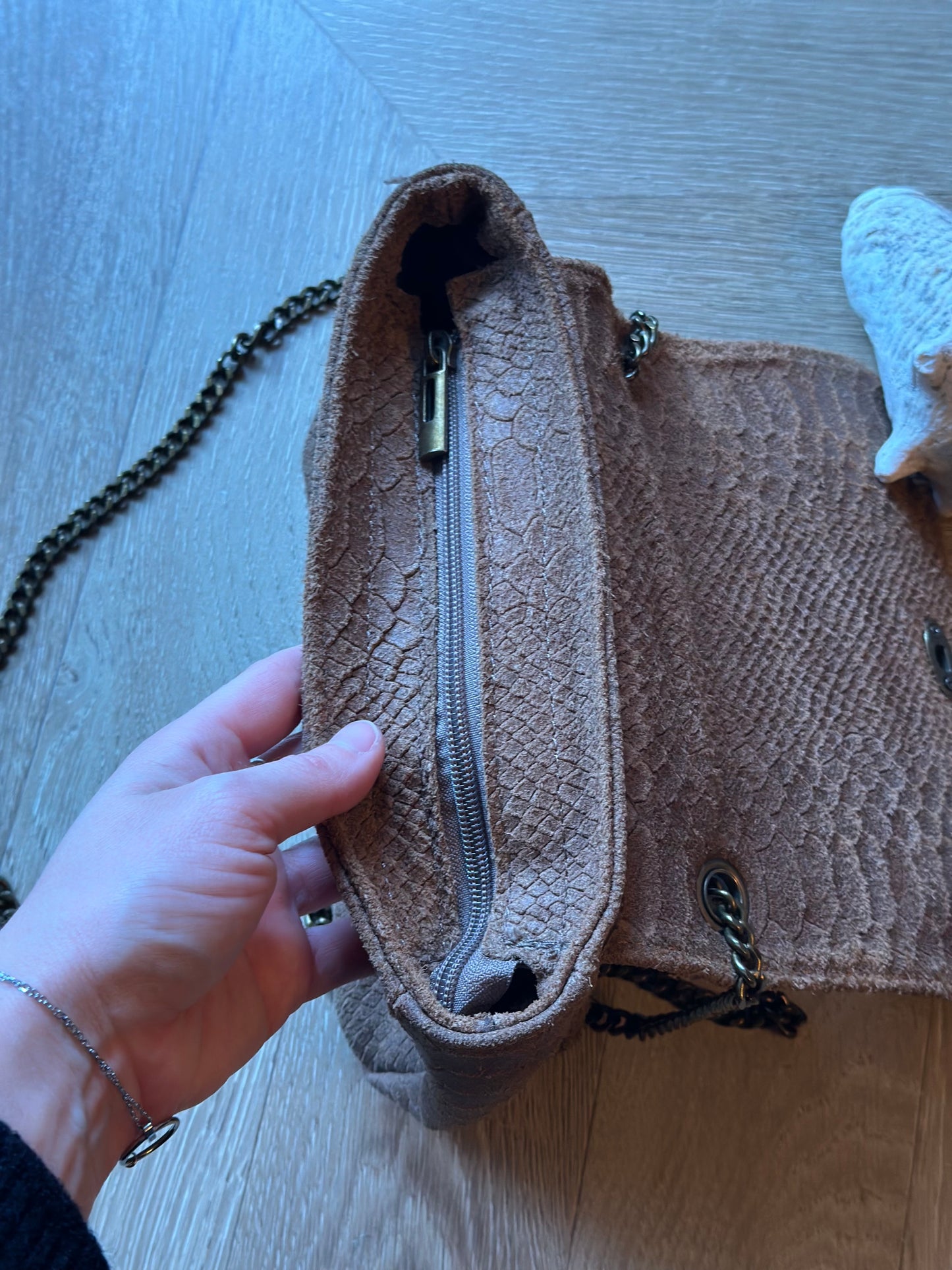 Sac bandoulière Honey cuir embossé effet serpent taupe foncé