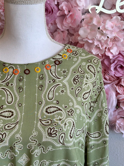 Belle robe longue vert clair à motifs bandana T.40