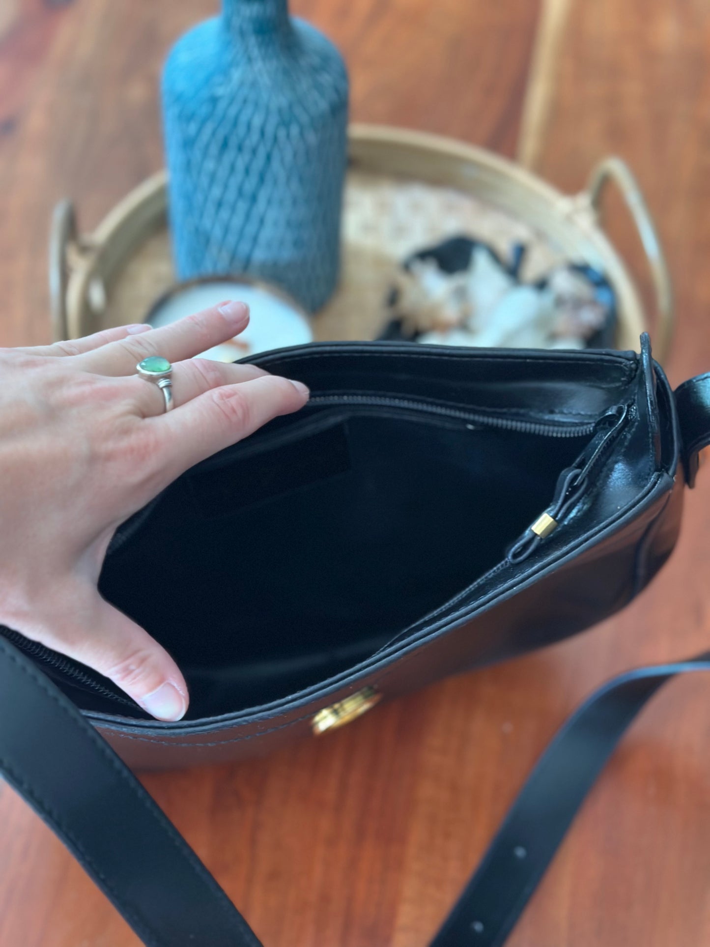 Sac à bandoulière modèle vintage 80/90s’ noir – cuir lisse logo doré