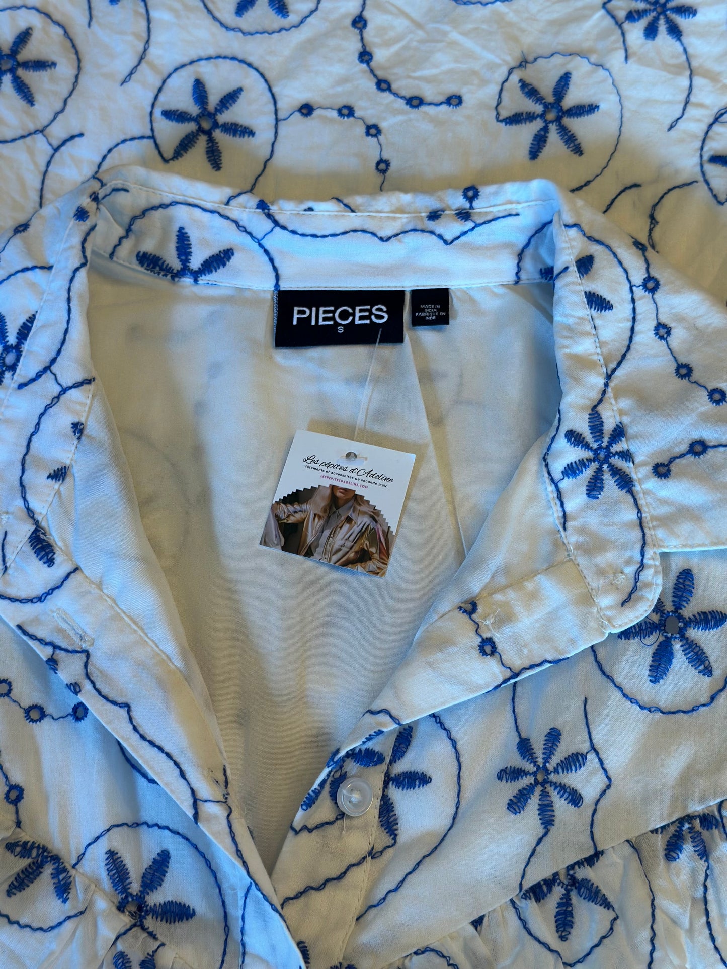 Robe blanche d’été brodée de fleurs bleues T.36