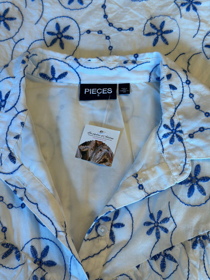 Robe blanche d’été brodée de fleurs bleues T.36