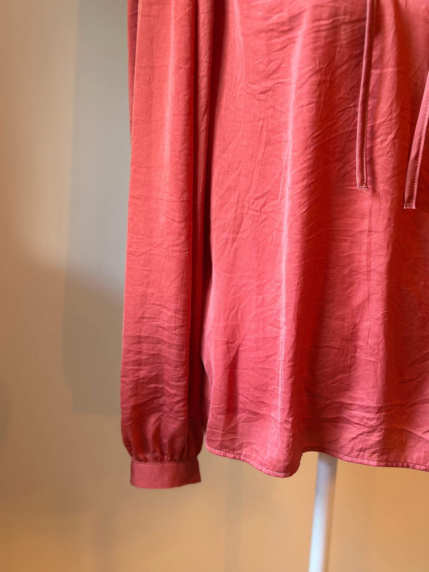 Blouse fluide effet soyeux rose manches longues col froufrou T.38
