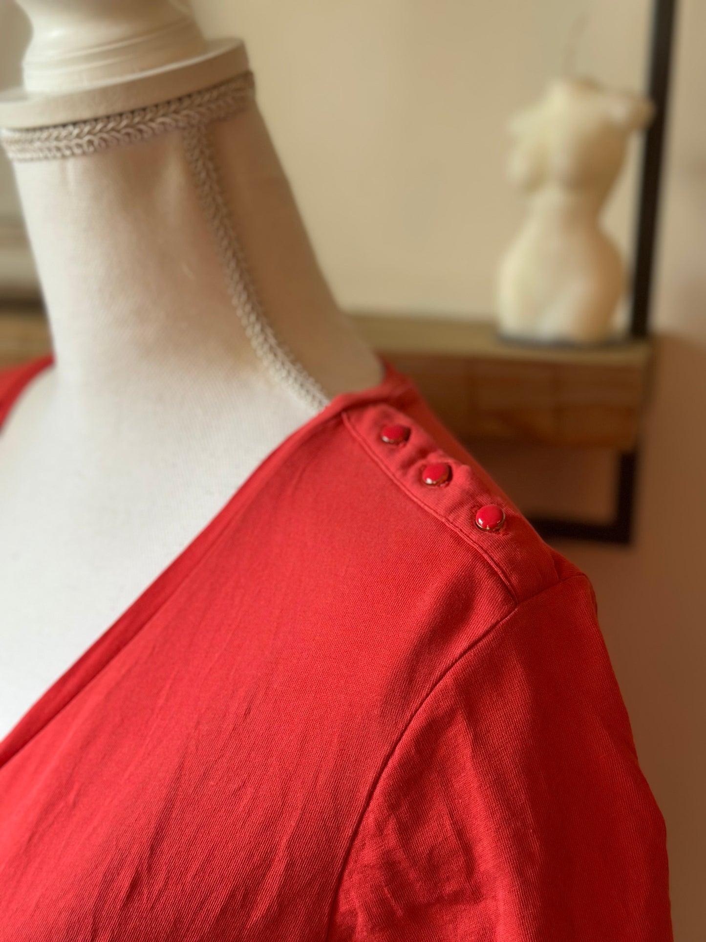 T-shirt rouge col V en coton T.40