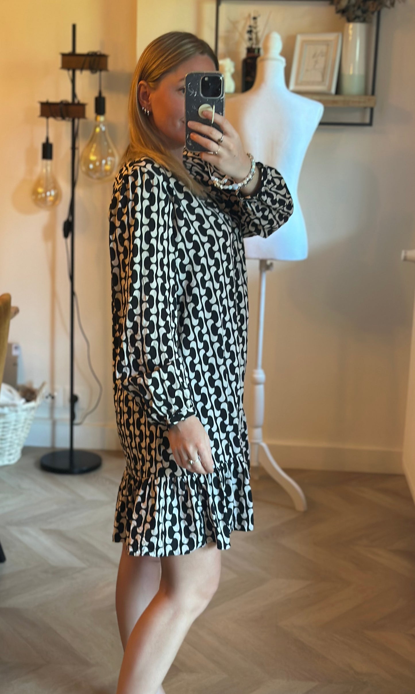 Robe courte imprimé graphique noir et écru T.34
