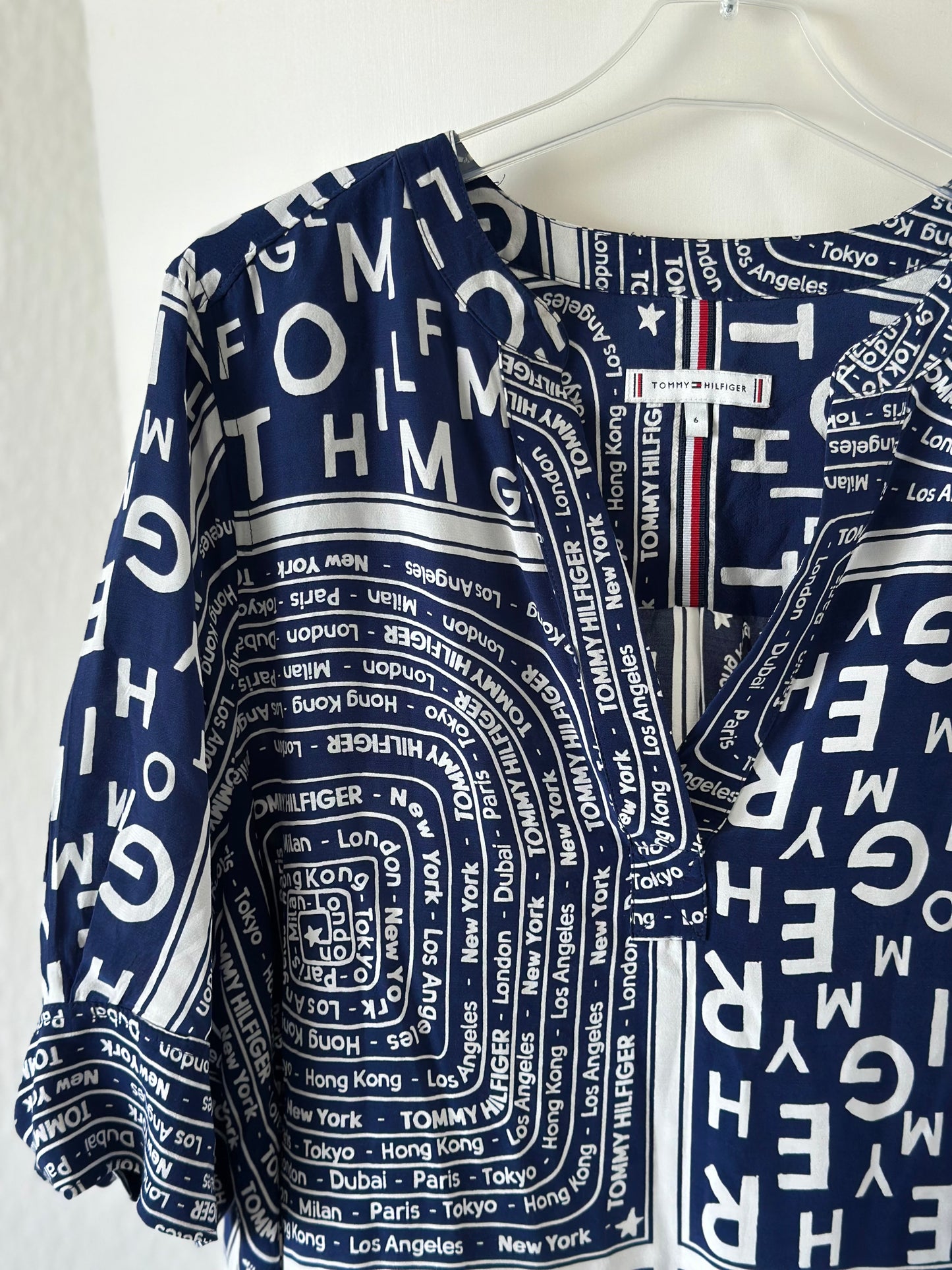 Blouse bleue à motifs T.40