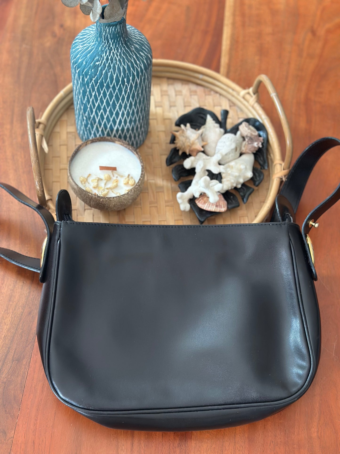 Sac à bandoulière modèle vintage 80/90s’ noir – cuir lisse logo doré
