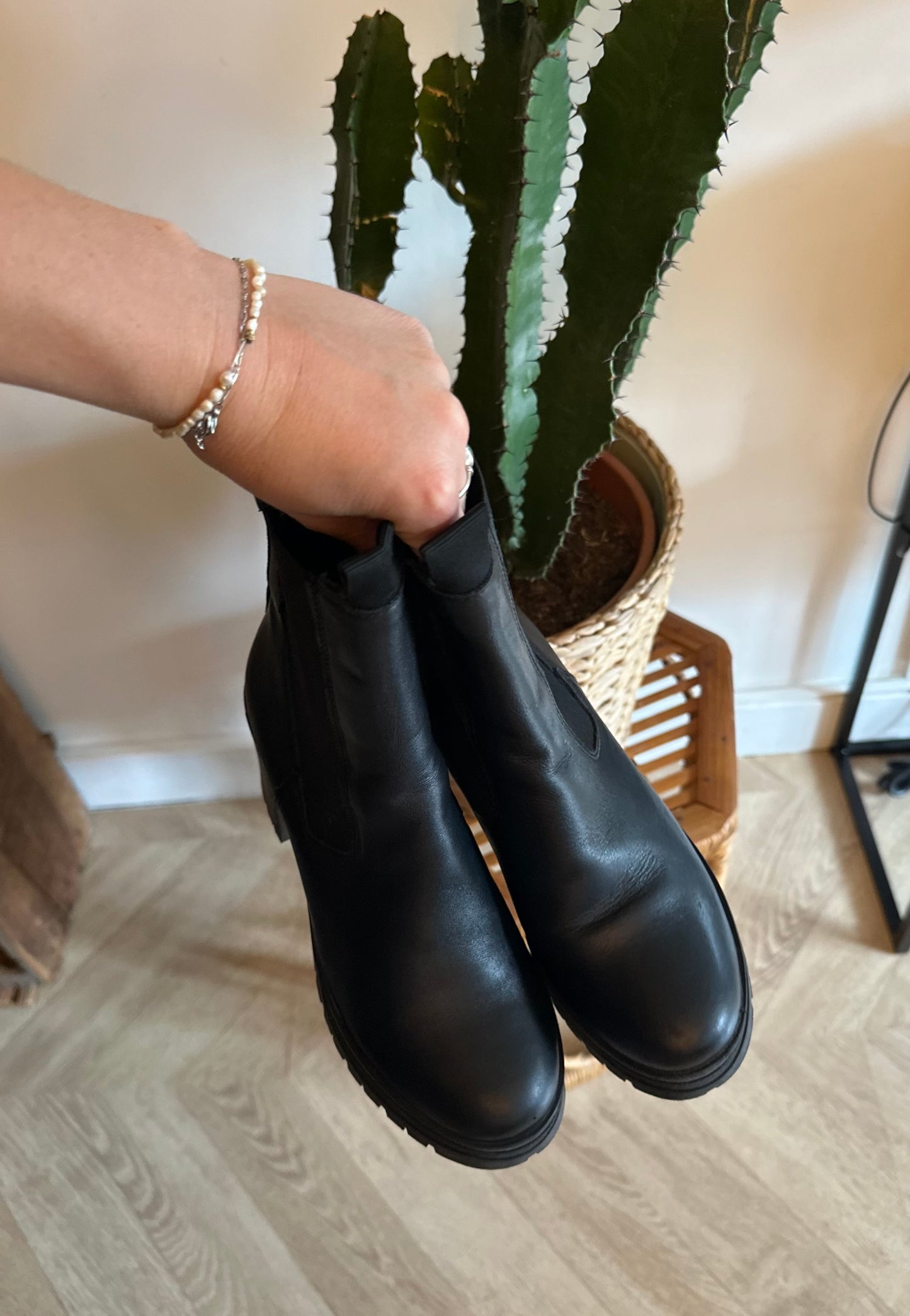 Bottines cuir noir motif uni Modèle Mona T.37