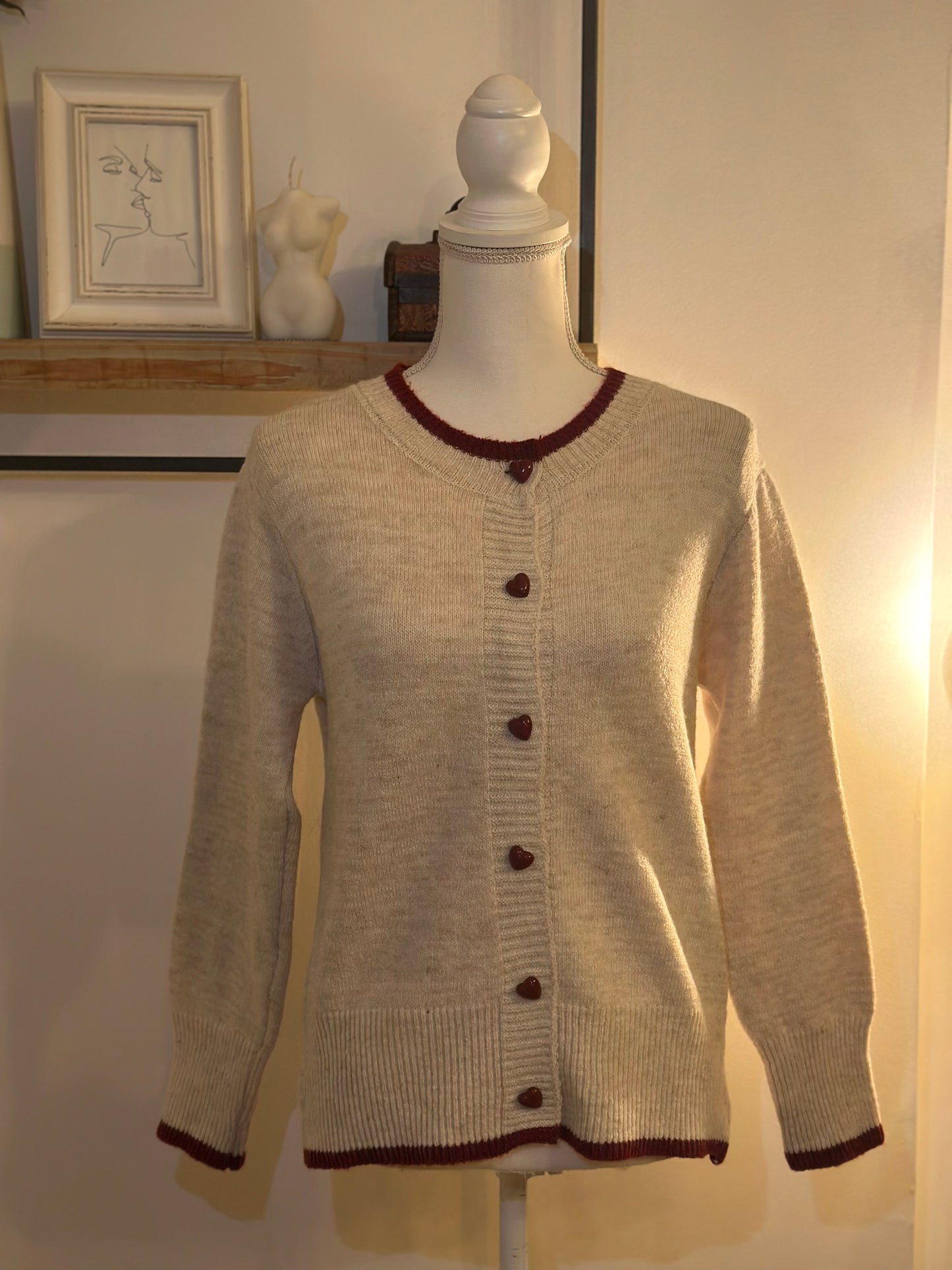 Gilet crème en laine boutons cœur rouges T.36 neuf