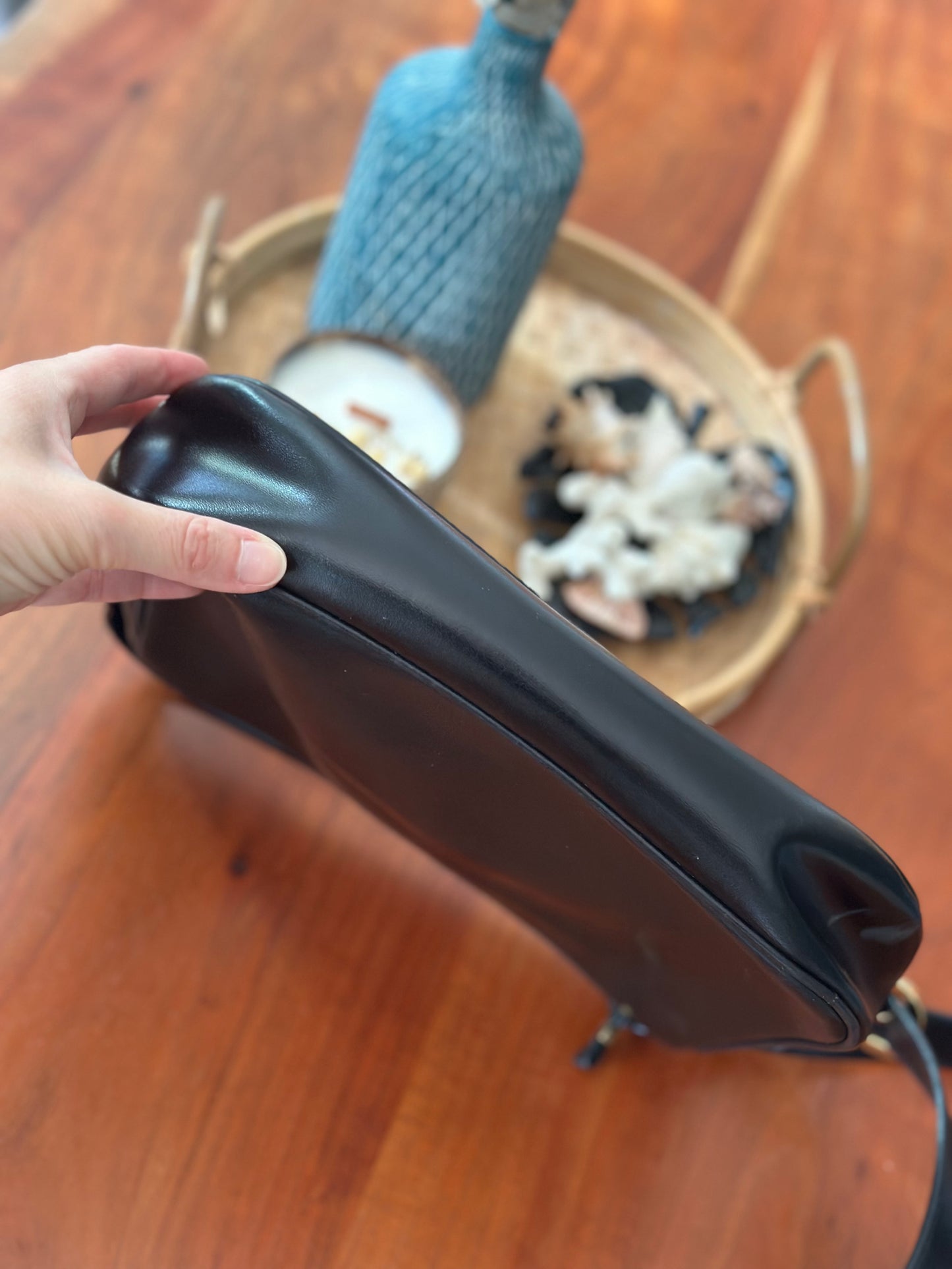 Sac à bandoulière modèle vintage 80/90s’ noir – cuir lisse logo doré