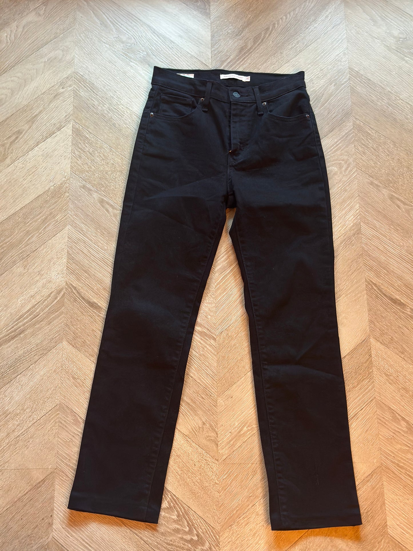 Jean noir coupe droite Levi’ s Premium 724 High Rise Straight T.34