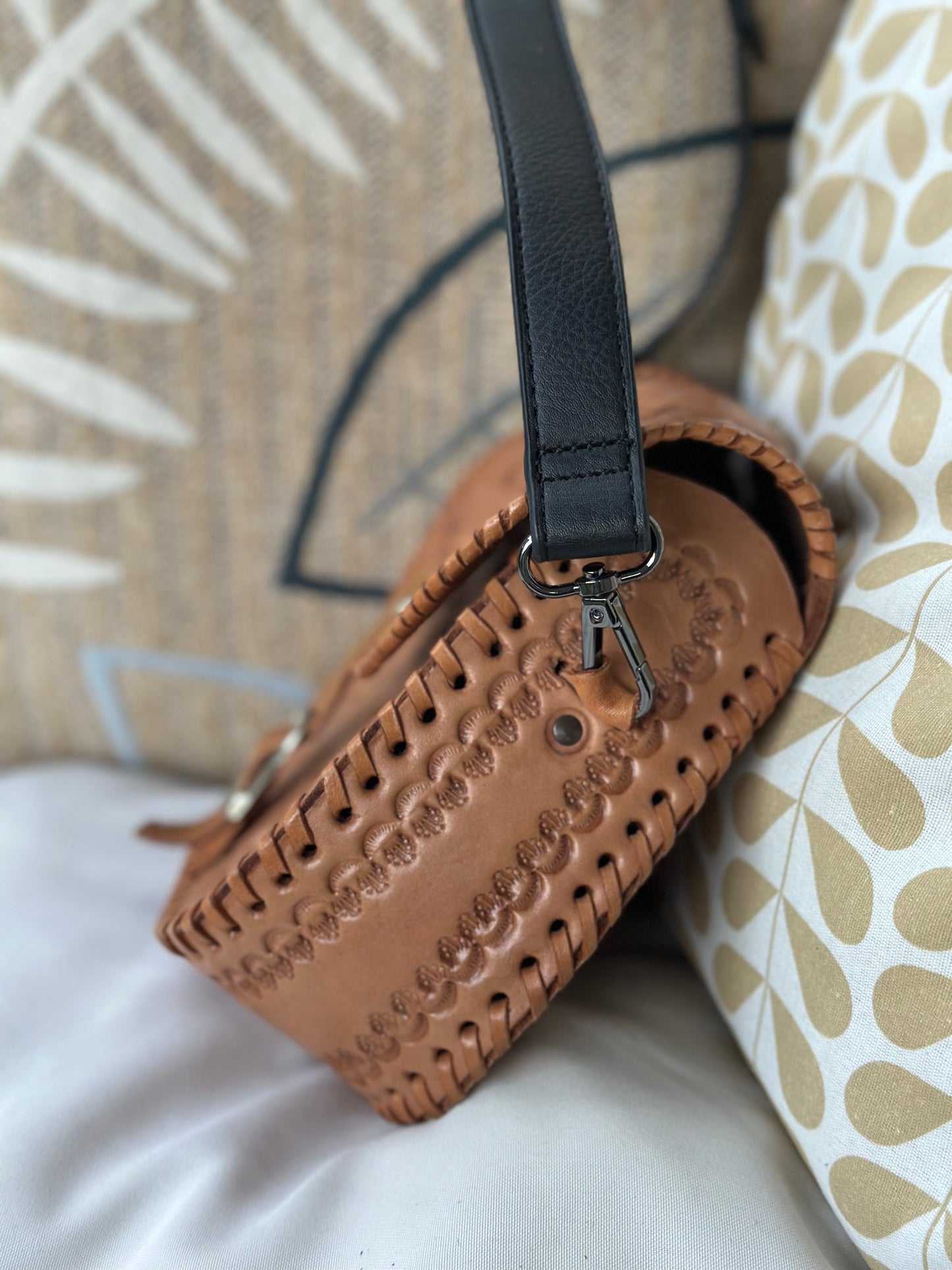 Sac bandoulière cuir artisanal camel gravé fleurs