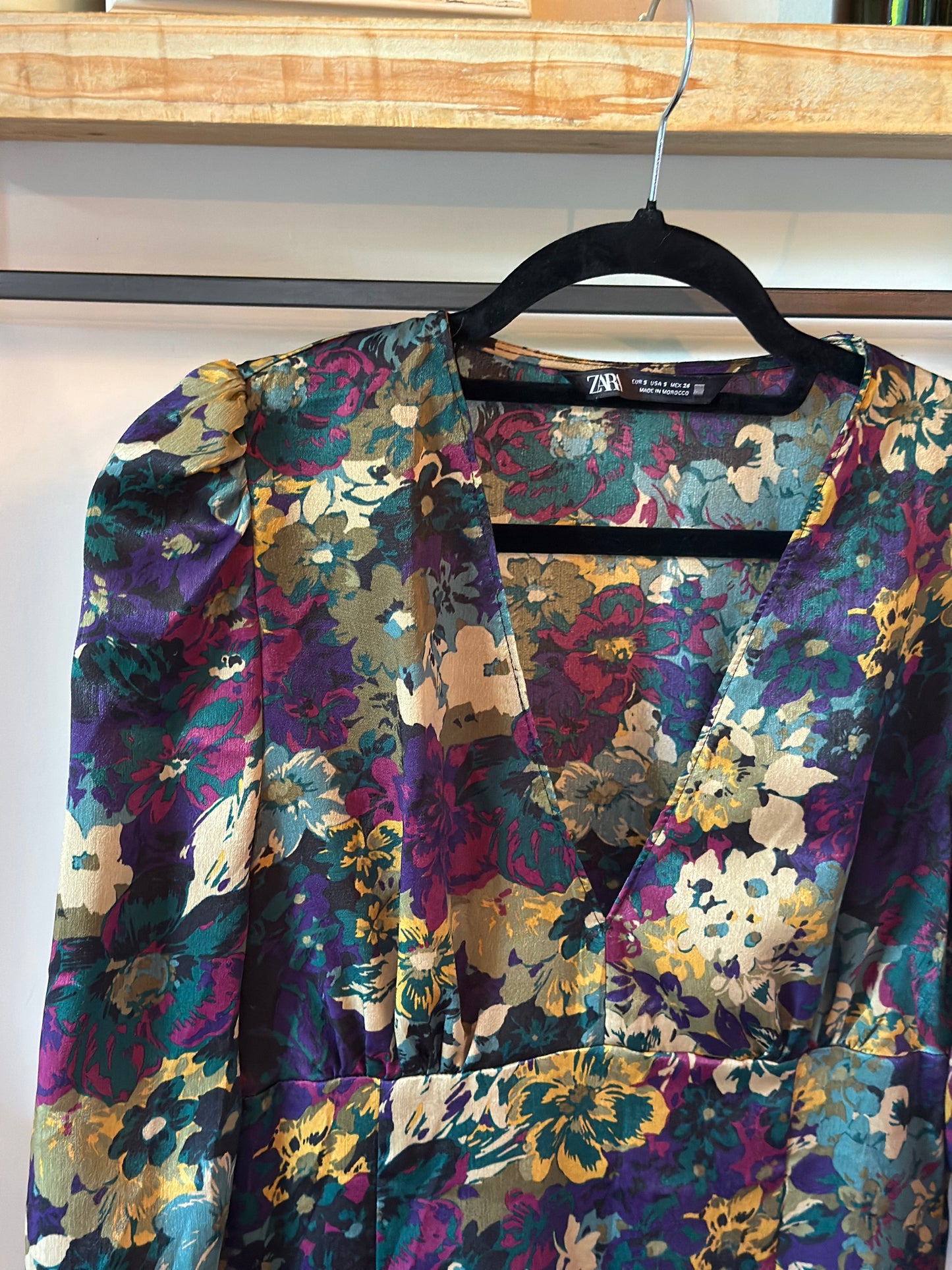 Robe fleurie satinée manches longues T.36