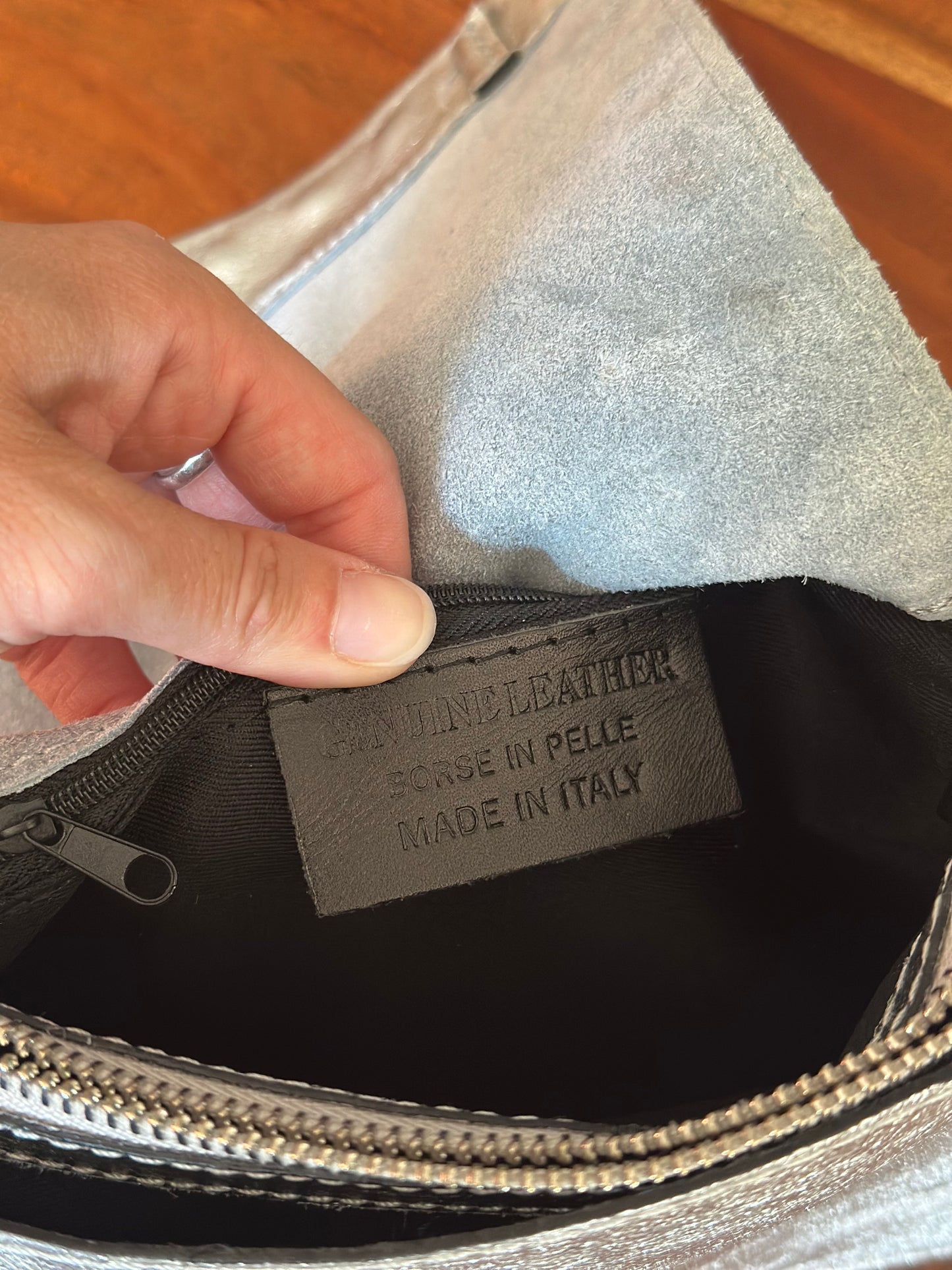Sac bandoulière en cuir argenté