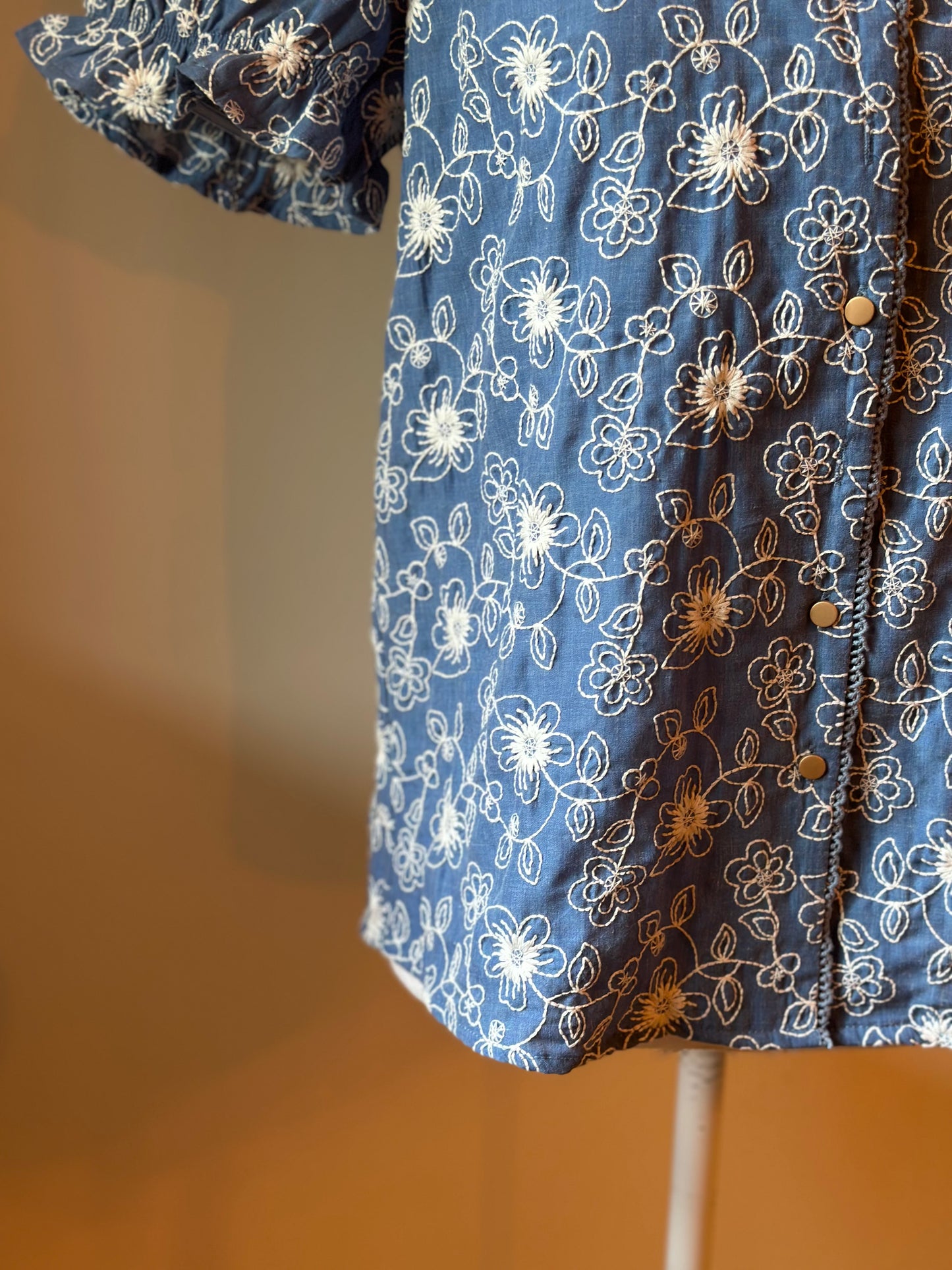 Blouse bleue brodée fleurs coton T.36/38