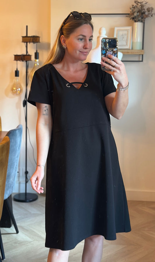 Robe droite noire col détail œillets T.46