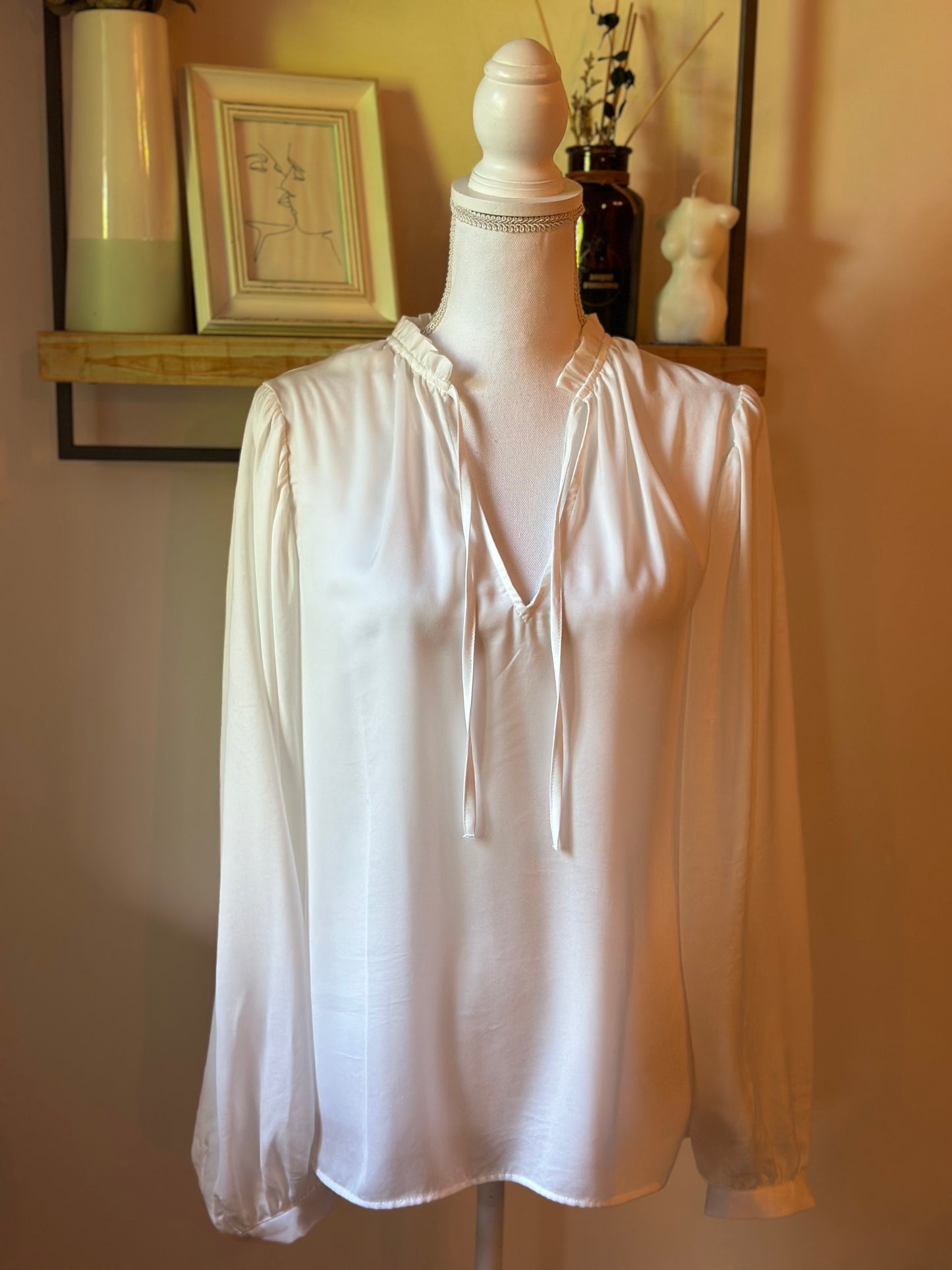 Blouse fluide satinée blanche col froufrou manches longues – T.40/42 oversize