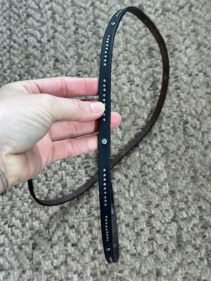 Ceinture fine en cuir noir cloutée – taille 95