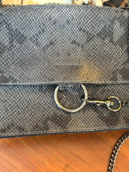Sac en cuir imprimé python noir et gris – Chaîne métal ajustable