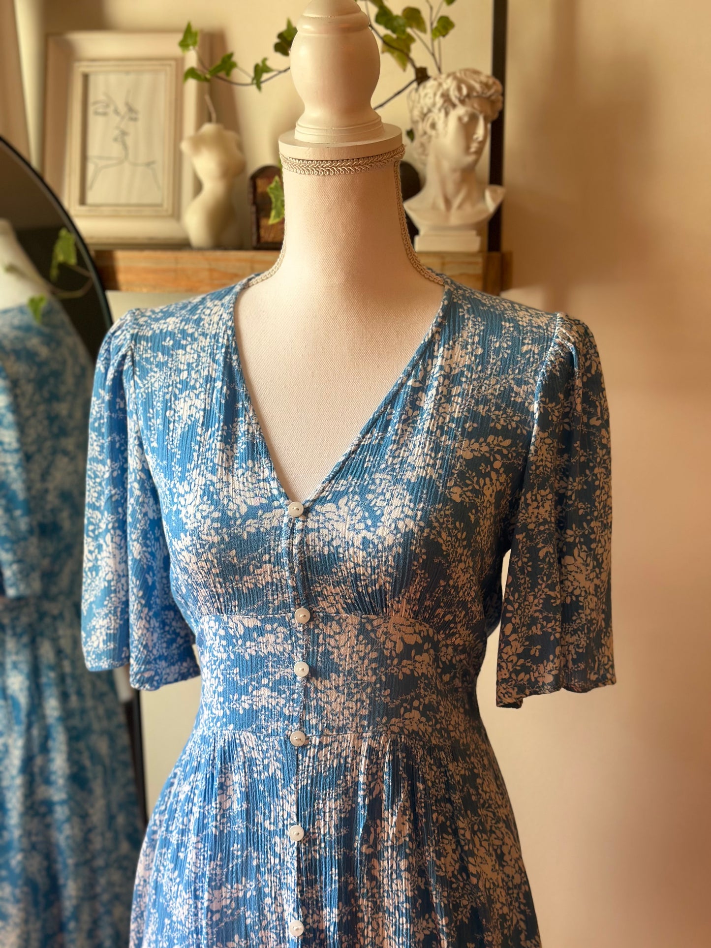Robe d’été bleue à motifs fleuris blancs T.34/36
