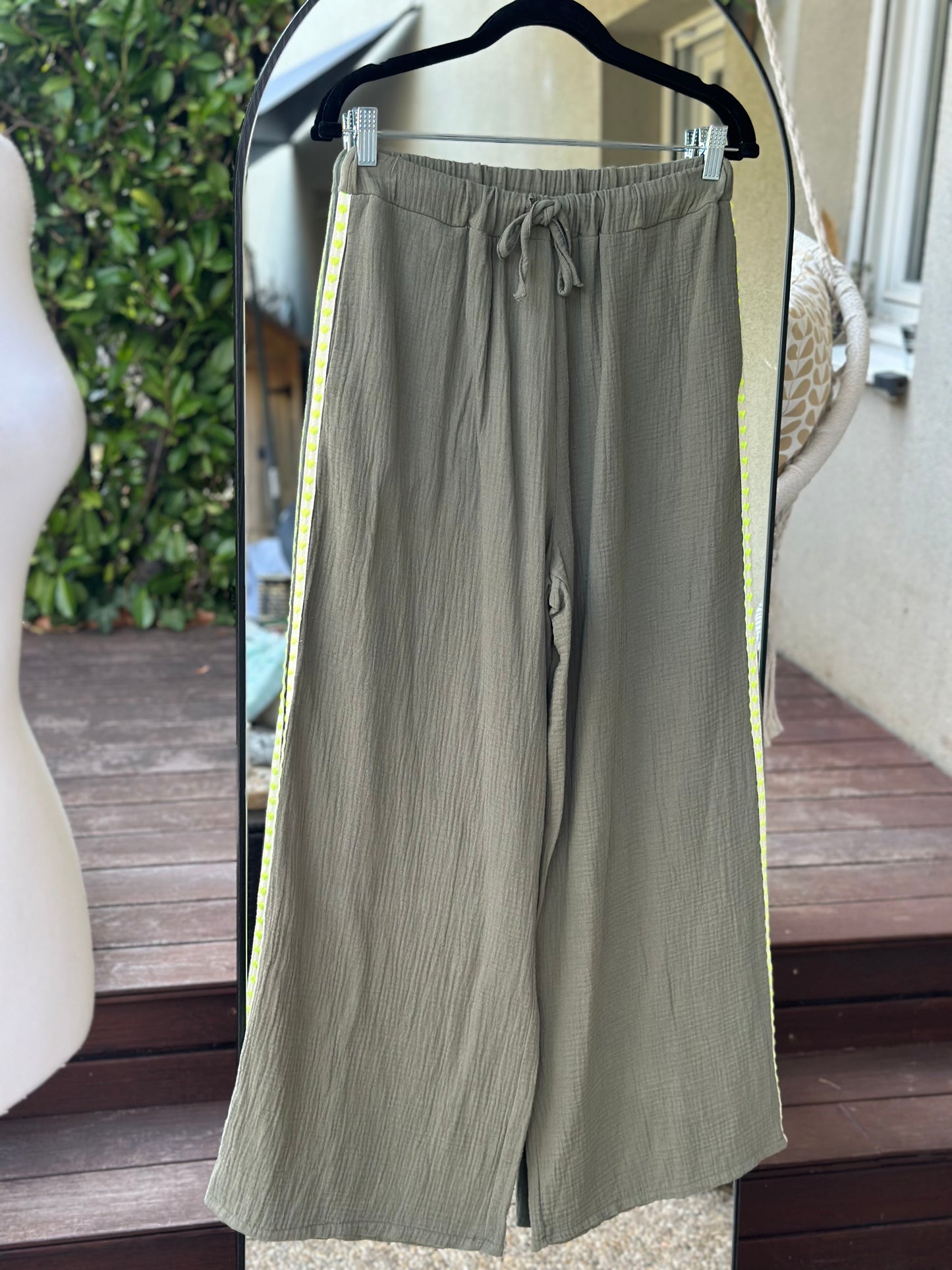 Pantalon en gaze de coton Made in Italy kaki brodé arc-en-ciel – T.U 36 à 44