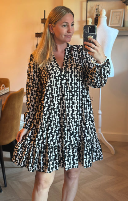 Robe courte imprimé graphique noir et écru T.34
