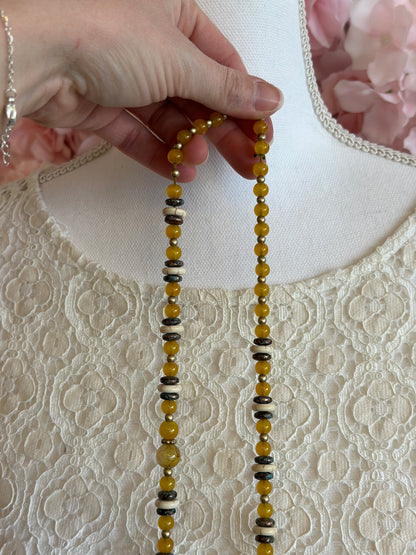 Collier sautoir bohème perles jaunes et coquillages dorés