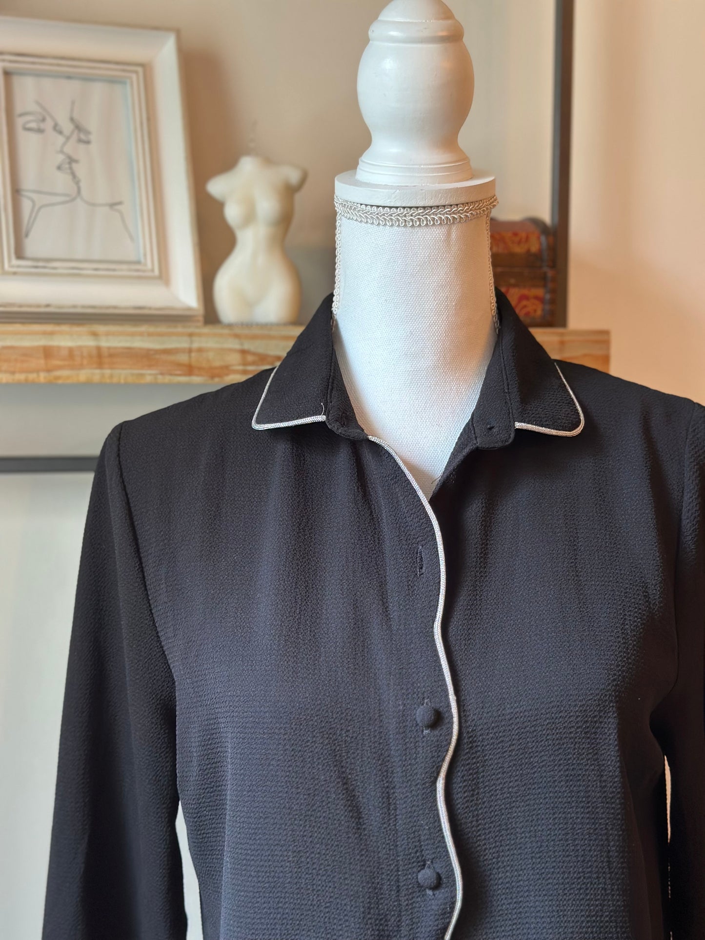 Chemise noire fluide liseré argent T.34