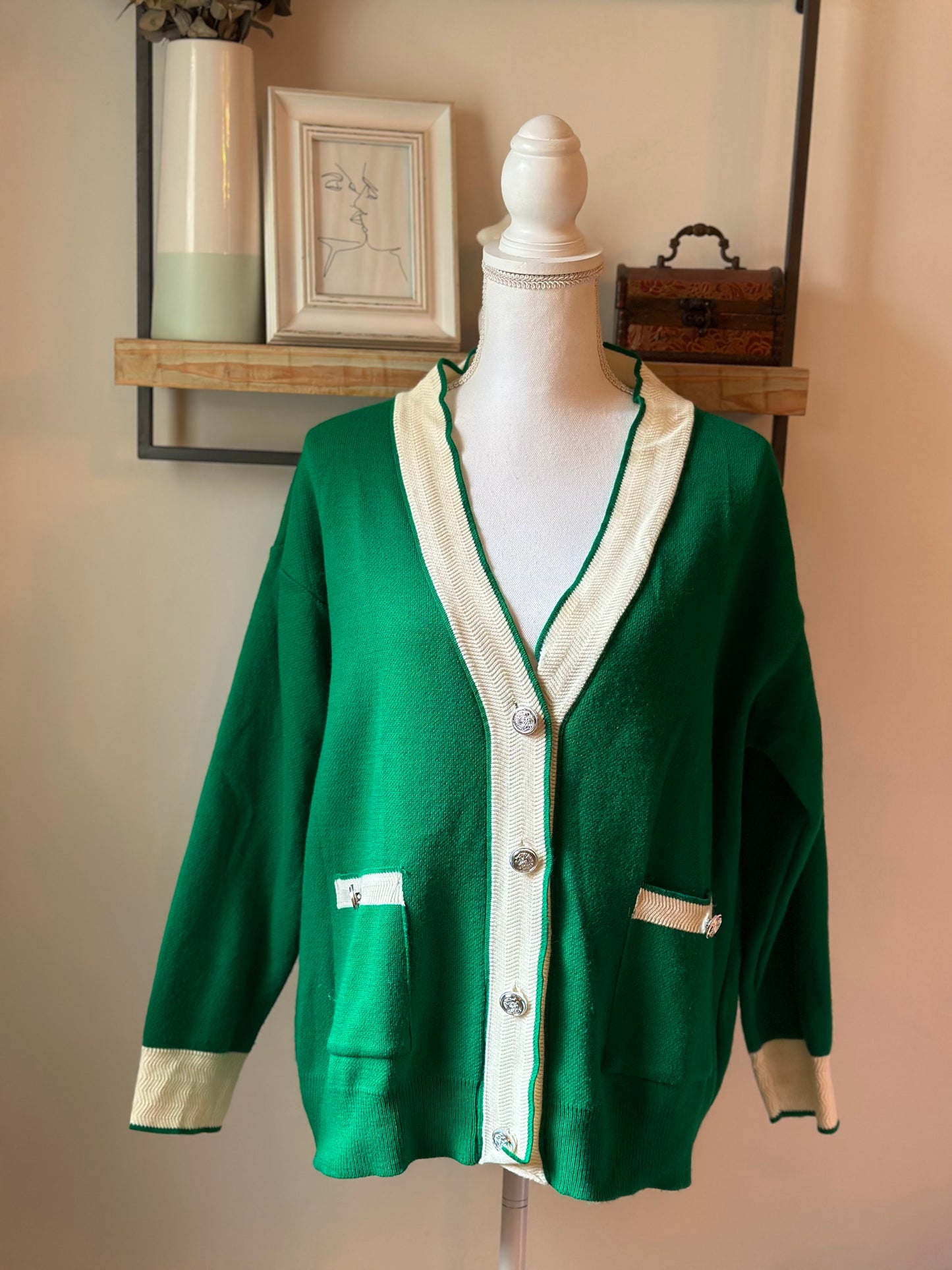 Cardigan vert à bordures écrues boutons argentés T.U