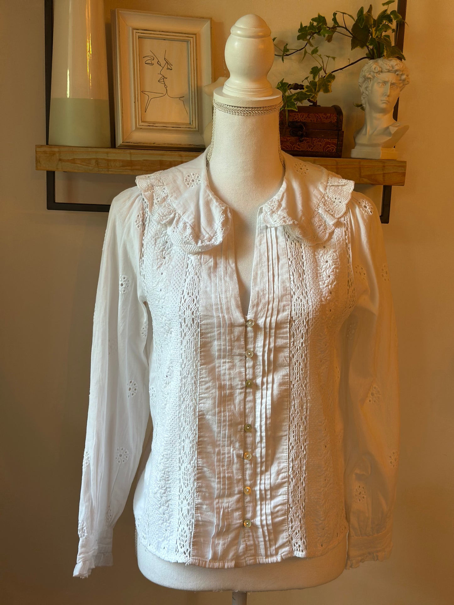 Blouse blanche broderies florales et dentelle T.34