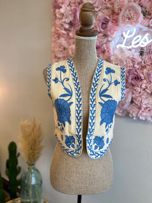 Gilet sans manches beige, broderies florales T.36