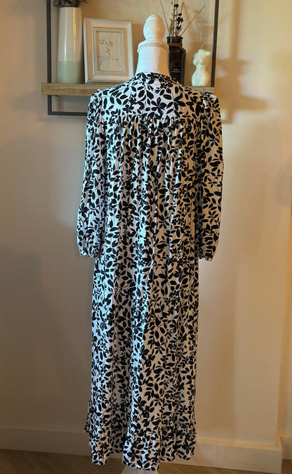 Robe longue fluide imprimé fleurs noir et blanc T.34