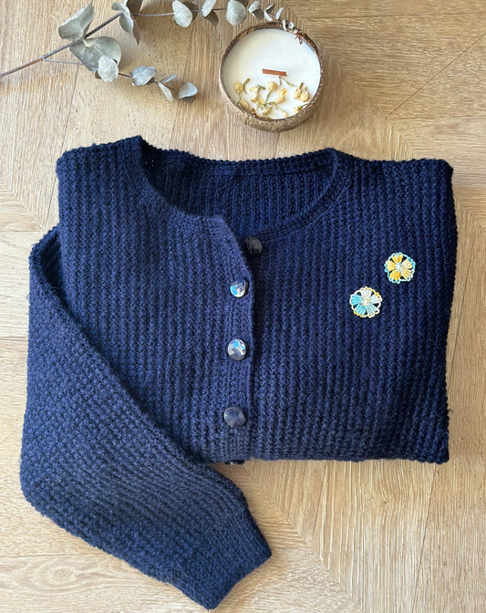 Cardigan bleu marine en maille de laine fait main, fleurs brodées, T.34