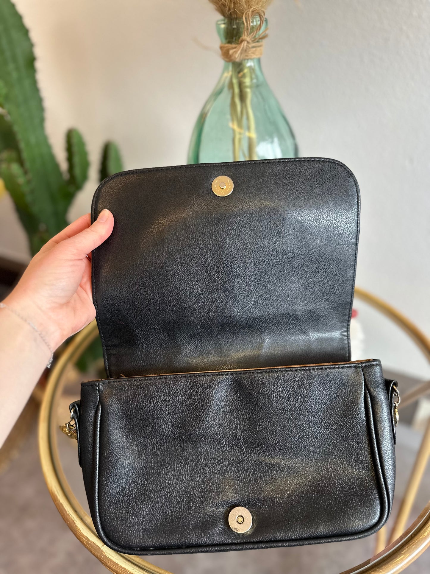 Sac en bandoulière noire en cuir avec détails dorés vintage