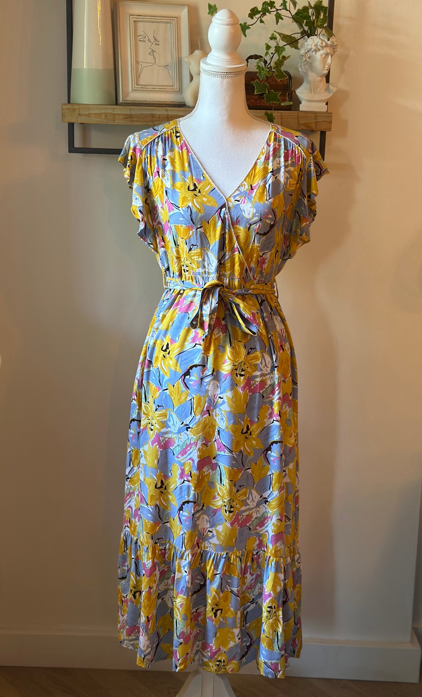 Robe mi-longue fleurie ceinturée T.36